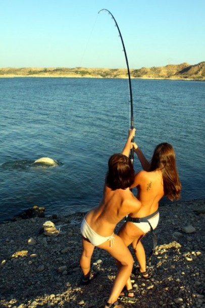 Girls Gone Fishing  Because who doesn't love hot chicks who fish?